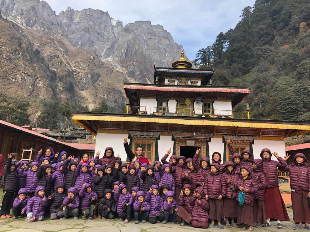 enfants laïcs et moinillons entourant Nuptul Rinpoché