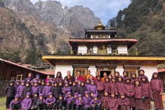 A enfants laïcs et moinillons entoutant Nupul Rinpoche
